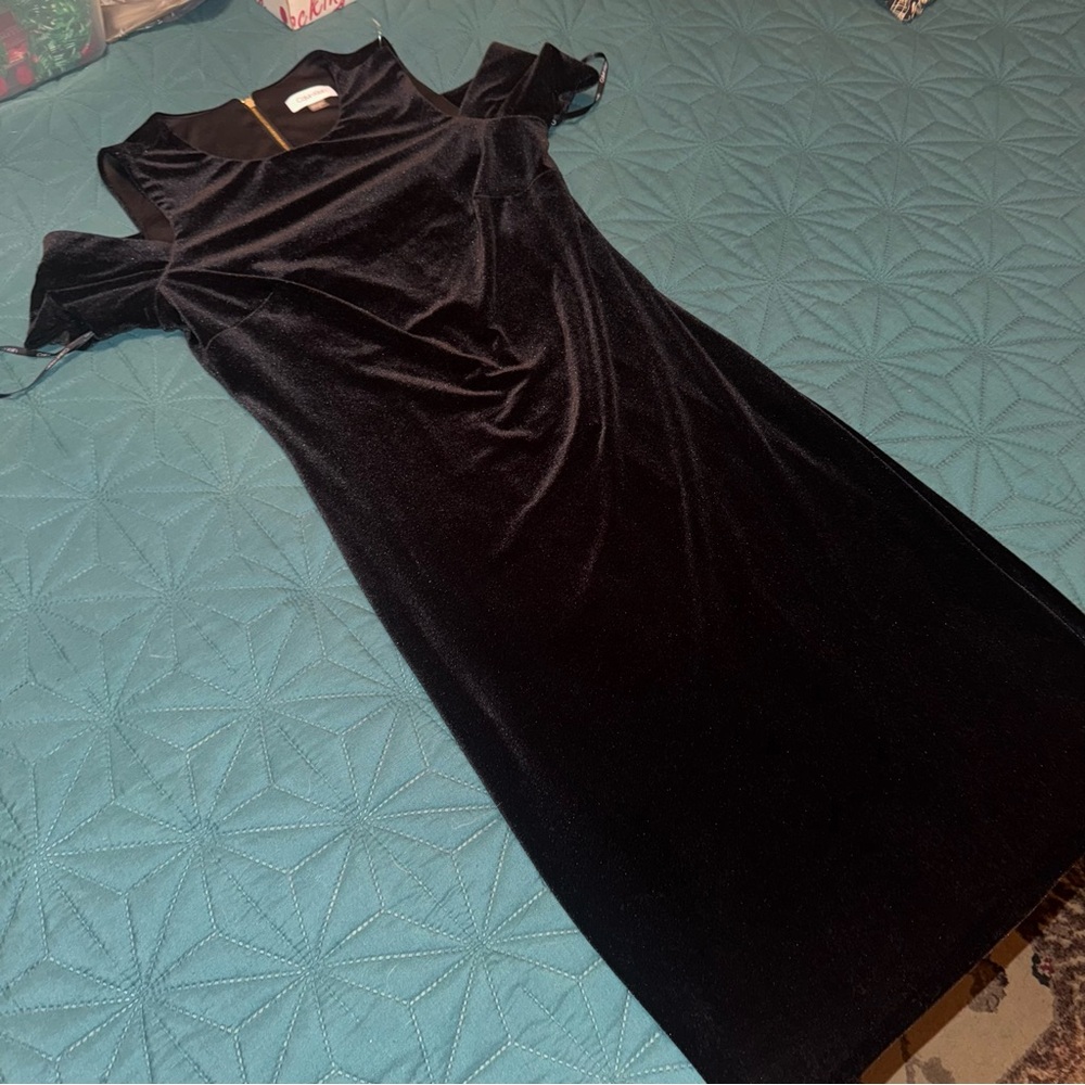Calvin Klein Size 4 Elegant Black Velvet cold shoulder Dress